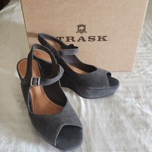 NEW Trask Tessa Suede Leather Platform Peep Toe Wedge Sandal in Gray